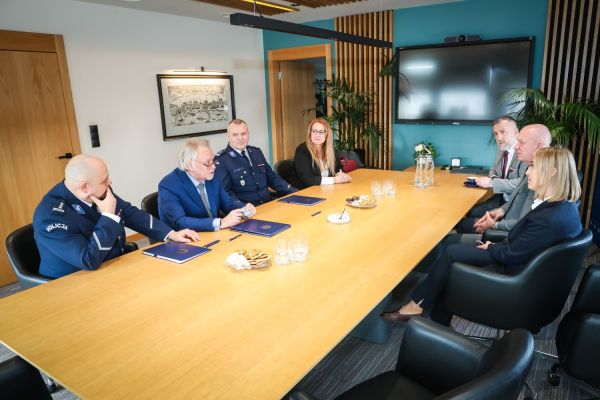 Umowa z Policją (Biuro Rektora, 26.03.2026) [fot. Andrzej Romański] Kliknij, aby powiększyć zdjęcie