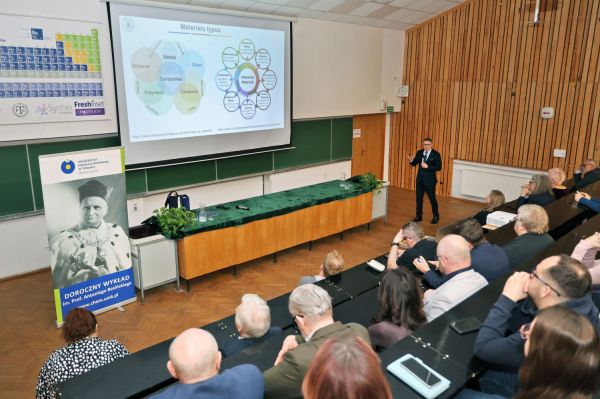 Wykład im prof. Antoniego Basińskiego prof. Teofila Jesionowskiego (Wydział Chemii, 8.04.2026) [fot. Andrzej Romański] Kliknij, aby powiększyć zdjęcie