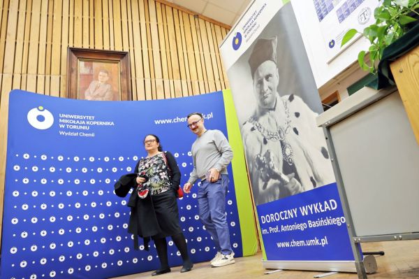 Wykład im prof. Antoniego Basińskiego prof. Teofila Jesionowskiego (Wydział Chemii, 8.04.2026) [fot. Andrzej Romański] Kliknij, aby powiększyć zdjęcie