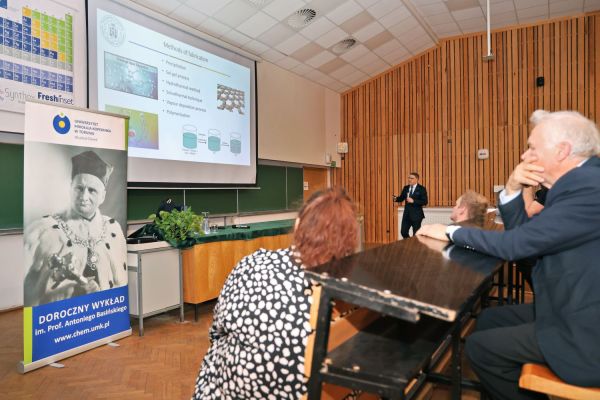 Wykład im prof. Antoniego Basińskiego prof. Teofila Jesionowskiego (Wydział Chemii, 8.04.2026) [fot. Andrzej Romański] Kliknij, aby powiększyć zdjęcie