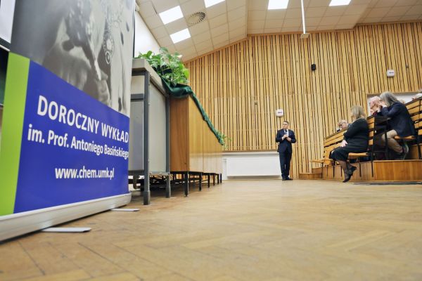 Wykład im prof. Antoniego Basińskiego prof. Teofila Jesionowskiego (Wydział Chemii, 8.04.2026) [fot. Andrzej Romański] Kliknij, aby powiększyć zdjęcie