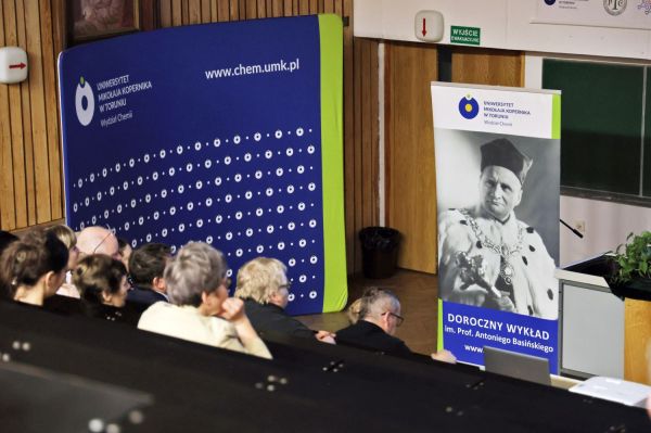 Wykład im prof. Antoniego Basińskiego prof. Teofila Jesionowskiego (Wydział Chemii, 8.04.2026) [fot. Andrzej Romański] Kliknij, aby powiększyć zdjęcie