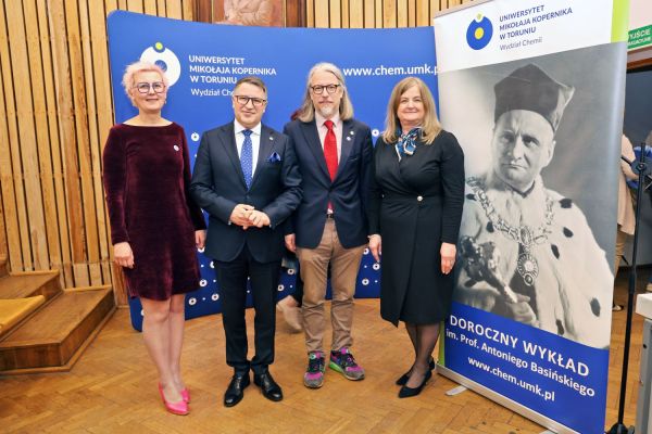 Wykład im prof. Antoniego Basińskiego prof. Teofila Jesionowskiego (Wydział Chemii, 8.04.2026) [fot. Andrzej Romański] Kliknij, aby powiększyć zdjęcie