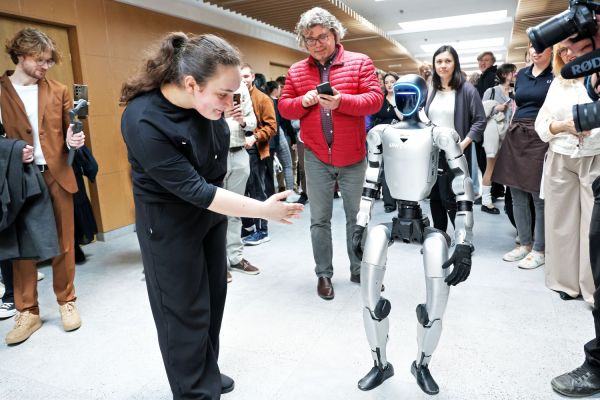 Robot humanoidalny Gienek na UMK (15.04.2026)  [fot. Andrzej Romański] Kliknij, aby powiększyć zdjęcie