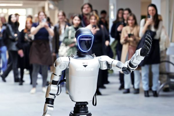 Robot humanoidalny Gienek na UMK (15.04.2026)  [fot. Andrzej Romański] Kliknij, aby powiększyć zdjęcie