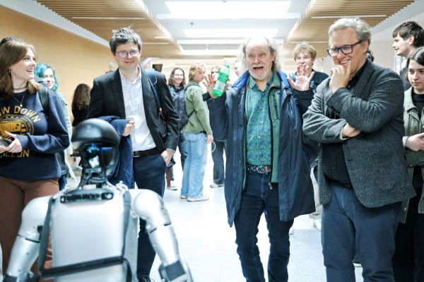 Robot humanoidalny Gienek na UMK (15.04.2026)  [fot. Andrzej Romański] Kliknij, aby powiększyć zdjęcie
