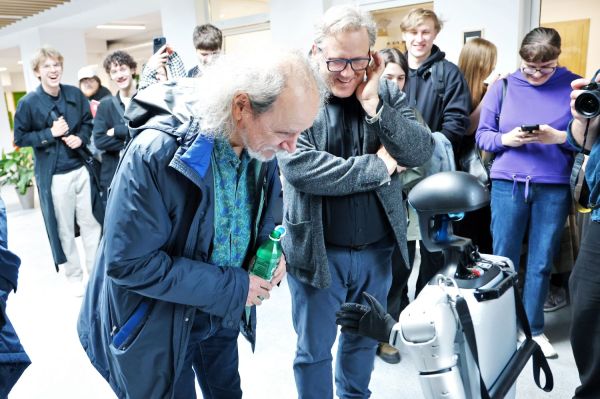 Robot humanoidalny Gienek na UMK (15.04.2026)  [fot. Andrzej Romański] Kliknij, aby powiększyć zdjęcie