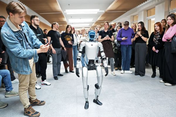 Robot humanoidalny Gienek na UMK (15.04.2026)  [fot. Andrzej Romański] Kliknij, aby powiększyć zdjęcie