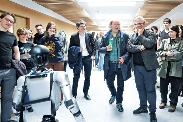 Robot humanoidalny Gienek na UMK (15.04.2026)  [fot. Andrzej Romański] Kliknij, aby powiększyć zdjęcie
