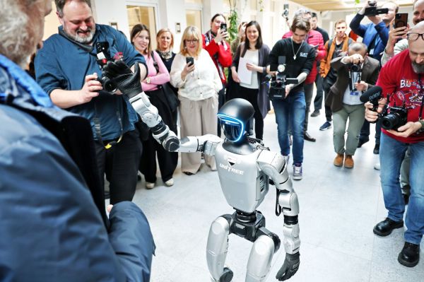 Robot humanoidalny Gienek na UMK (15.04.2026)  [fot. Andrzej Romański] Kliknij, aby powiększyć zdjęcie