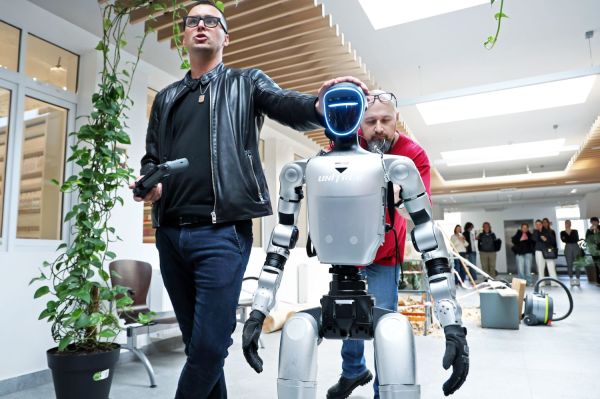 Robot humanoidalny Gienek na UMK (15.04.2026)  [fot. Andrzej Romański] Kliknij, aby powiększyć zdjęcie