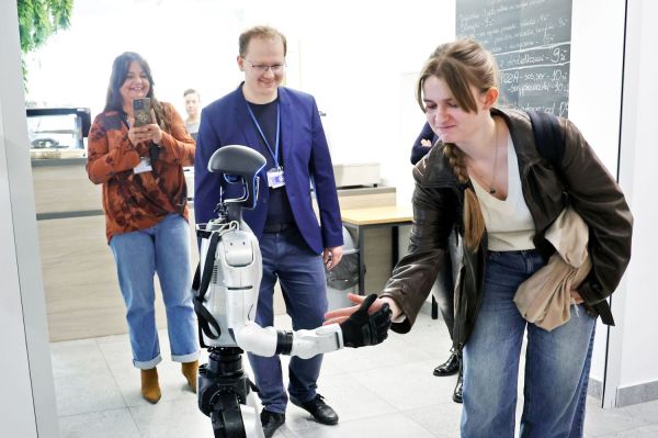 Robot humanoidalny Gienek na UMK (15.04.2026)  [fot. Andrzej Romański] Kliknij, aby powiększyć zdjęcie