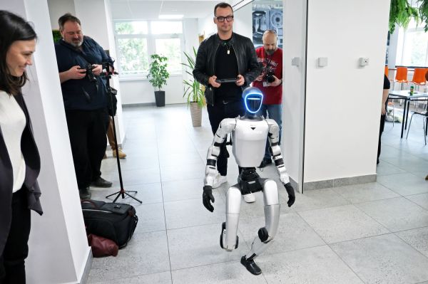 Robot humanoidalny Gienek na UMK (15.04.2026)  [fot. Andrzej Romański] Kliknij, aby powiększyć zdjęcie