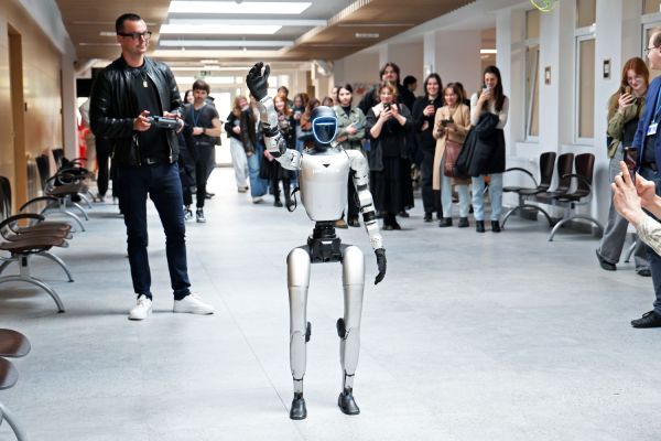 Robot humanoidalny Gienek na UMK (15.04.2026)  [fot. Andrzej Romański] Kliknij, aby powiększyć zdjęcie