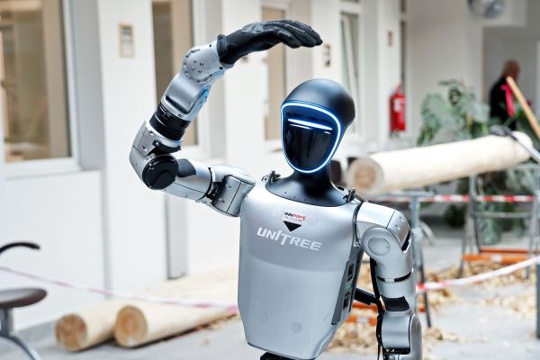 Robot humanoidalny Gienek na UMK (15.04.2026)  [fot. Andrzej Romański] Kliknij, aby powiększyć zdjęcie