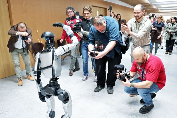 Robot humanoidalny Gienek na UMK (15.04.2026)  [fot. Andrzej Romański] Kliknij, aby powiększyć zdjęcie