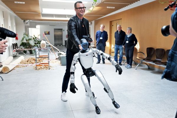 Robot humanoidalny Gienek na UMK (15.04.2026)  [fot. Andrzej Romański] Kliknij, aby powiększyć zdjęcie