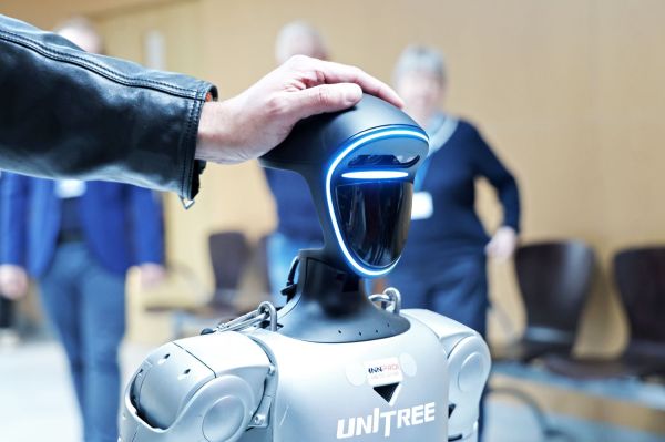 Robot humanoidalny Gienek na UMK (15.04.2026)  [fot. Andrzej Romański] Kliknij, aby powiększyć zdjęcie