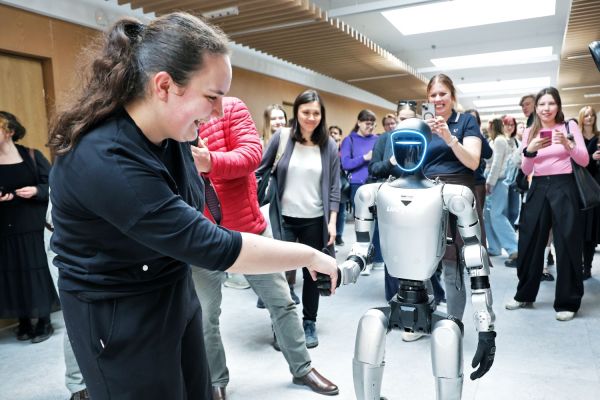 Robot humanoidalny Gienek na UMK (15.04.2026)  [fot. Andrzej Romański] Kliknij, aby powiększyć zdjęcie