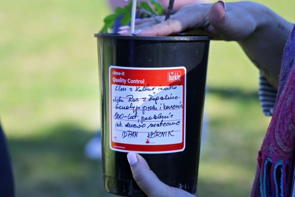 Sadzenie dębu w Kopernikańskim Ośrodku Integracji (29.04.2026) [fot. Andrzej Romański] Kliknij, aby powiększyć zdjęcie