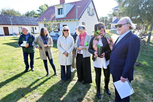 Sadzenie dębu w Kopernikańskim Ośrodku Integracji (29.04.2026) [fot. Andrzej Romański] Kliknij, aby powiększyć zdjęcie