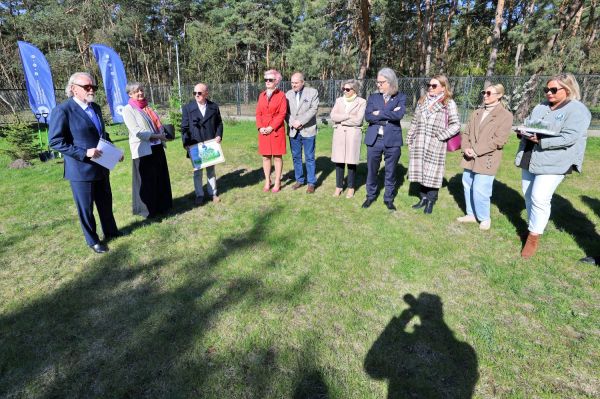 Sadzenie dębu w Kopernikańskim Ośrodku Integracji (29.04.2026) [fot. Andrzej Romański] Kliknij, aby powiększyć zdjęcie