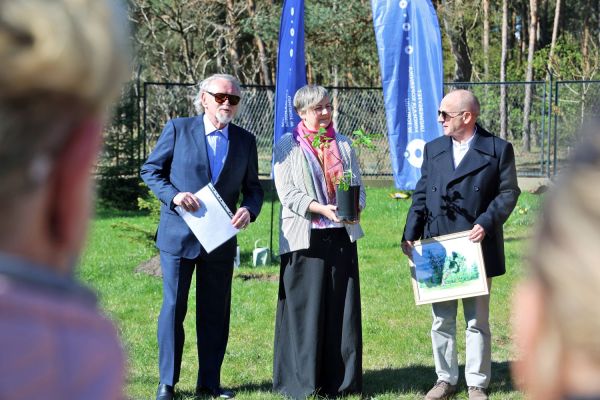 Sadzenie dębu w Kopernikańskim Ośrodku Integracji (29.04.2026) [fot. Andrzej Romański] Kliknij, aby powiększyć zdjęcie