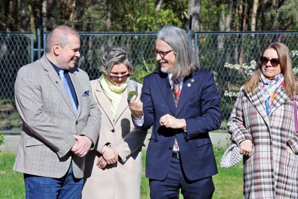 Sadzenie dębu w Kopernikańskim Ośrodku Integracji (29.04.2026) [fot. Andrzej Romański] Kliknij, aby powiększyć zdjęcie