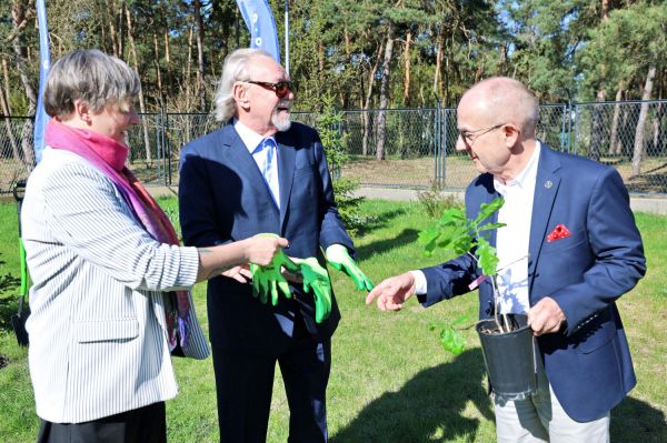 Sadzenie dębu w Kopernikańskim Ośrodku Integracji (29.04.2026) [fot. Andrzej Romański] Kliknij, aby powiększyć zdjęcie