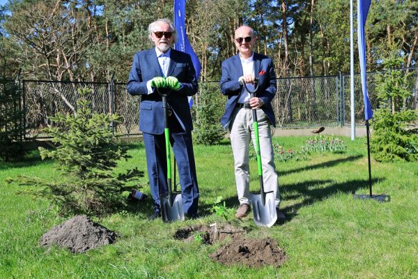 Sadzenie dębu w Kopernikańskim Ośrodku Integracji (29.04.2026) [fot. Andrzej Romański] Kliknij, aby powiększyć zdjęcie