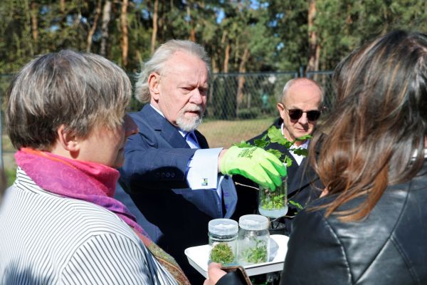Sadzenie dębu w Kopernikańskim Ośrodku Integracji (29.04.2026) [fot. Andrzej Romański] Kliknij, aby powiększyć zdjęcie