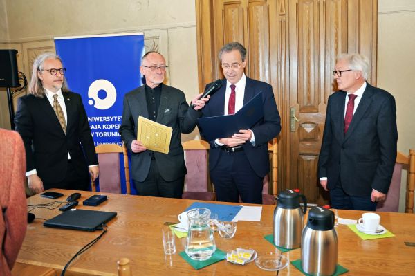 Wręczenie Orderu Zasługi Republiki Federalnej Niemiec prof. Leszkowi Żylińskiemu [Andrzej Romański] Kliknij, aby powiększyć zdjęcie