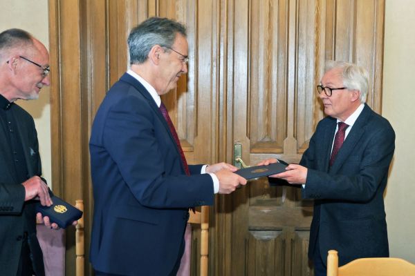 Wręczenie Orderu Zasługi Republiki Federalnej Niemiec prof. Leszkowi Żylińskiemu [Andrzej Romański] Kliknij, aby powiększyć zdjęcie