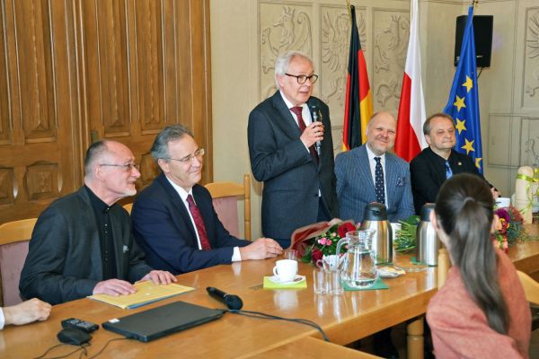 Wręczenie Orderu Zasługi Republiki Federalnej Niemiec prof. Leszkowi Żylińskiemu [Andrzej Romański] Kliknij, aby powiększyć zdjęcie