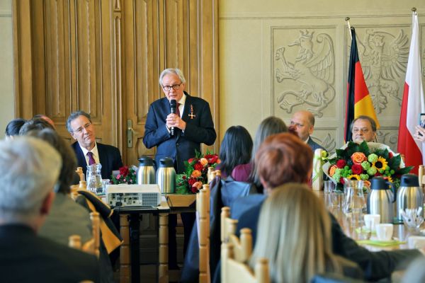 Wręczenie Orderu Zasługi Republiki Federalnej Niemiec prof. Leszkowi Żylińskiemu [Andrzej Romański] Kliknij, aby powiększyć zdjęcie