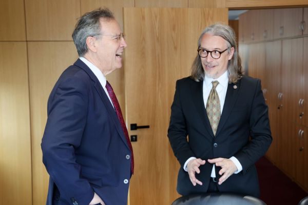 Spotkanie dr. hab. Adama Koli, prof. UMK i dr hab. Magdaleny Barwiołek, prof. UMK z ambasadorem Niemiec [Andrzej Romański] Kliknij, aby powiększyć zdjęcie