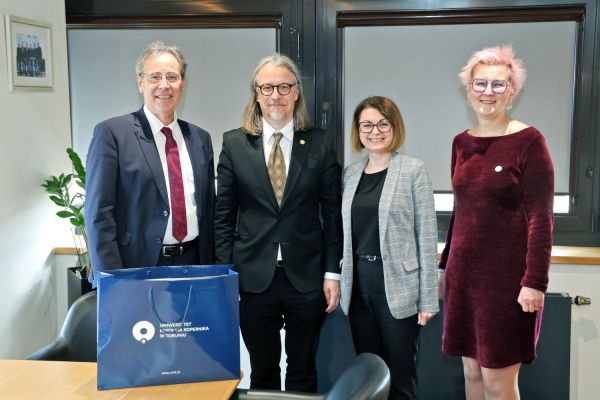 Spotkanie dr. hab. Adama Koli, prof. UMK i dr hab. Magdaleny Barwiołek, prof. UMK z ambasadorem Niemiec [Andrzej Romański] Kliknij, aby powiększyć zdjęcie