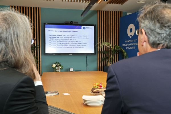 Spotkanie dr. hab. Adama Koli, prof. UMK i dr hab. Magdaleny Barwiołek, prof. UMK z ambasadorem Niemiec [Andrzej Romański] Kliknij, aby powiększyć zdjęcie