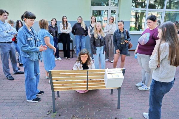 Meet Ławka - akcja studentów i UOWiRO przeciw uzależnieniom  (fot. Andrzej Romański) [fot. Andrzej Romański] Kliknij, aby powiększyć zdjęcie