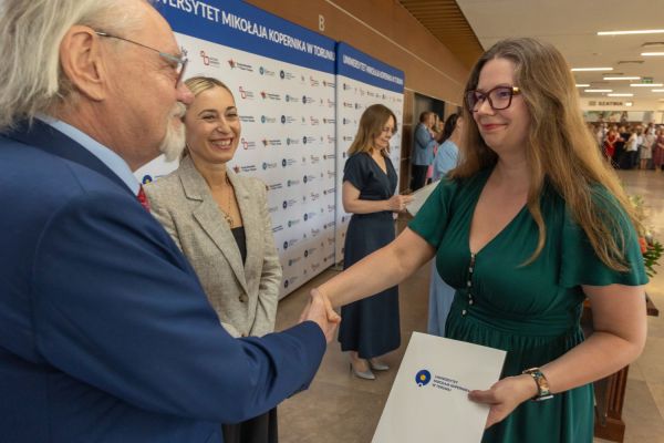 Uroczyste wręczenie Nagród Rektora dla osób zatrudnionych w toruńskiej części UMK [fot. Mikołaj Kuras] Kliknij, aby powiększyć zdjęcie
