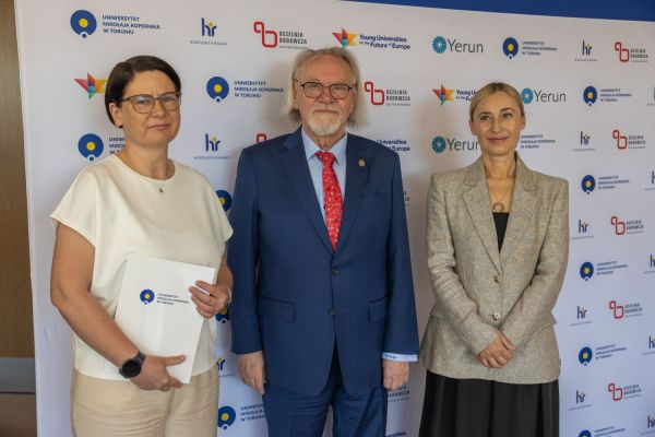 Uroczyste wręczenie Nagród Rektora dla osób zatrudnionych w toruńskiej części UMK [fot. Mikołaj Kuras] Kliknij, aby powiększyć zdjęcie