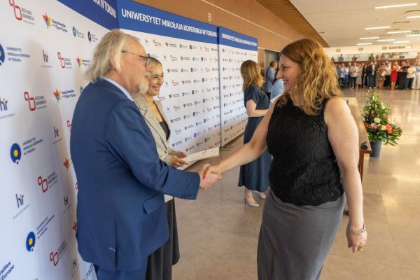 Uroczyste wręczenie Nagród Rektora dla osób zatrudnionych w toruńskiej części UMK [fot. Mikołaj Kuras] Kliknij, aby powiększyć zdjęcie
