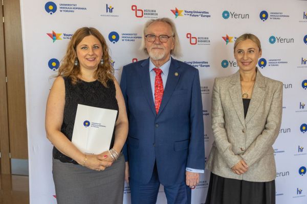 Uroczyste wręczenie Nagród Rektora dla osób zatrudnionych w toruńskiej części UMK [fot. Mikołaj Kuras] Kliknij, aby powiększyć zdjęcie