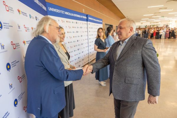 Uroczyste wręczenie Nagród Rektora dla osób zatrudnionych w toruńskiej części UMK [fot. Mikołaj Kuras] Kliknij, aby powiększyć zdjęcie