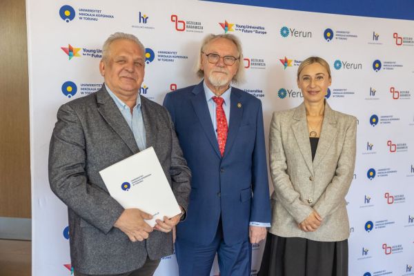 Uroczyste wręczenie Nagród Rektora dla osób zatrudnionych w toruńskiej części UMK [fot. Mikołaj Kuras] Kliknij, aby powiększyć zdjęcie