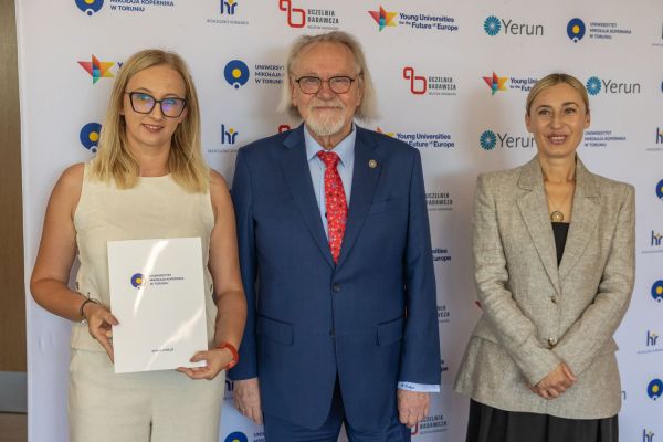 Uroczyste wręczenie Nagród Rektora dla osób zatrudnionych w toruńskiej części UMK [fot. Mikołaj Kuras] Kliknij, aby powiększyć zdjęcie