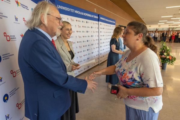 Uroczyste wręczenie Nagród Rektora dla osób zatrudnionych w toruńskiej części UMK [fot. Mikołaj Kuras] Kliknij, aby powiększyć zdjęcie