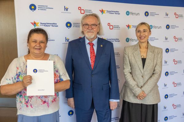 Uroczyste wręczenie Nagród Rektora dla osób zatrudnionych w toruńskiej części UMK [fot. Mikołaj Kuras] Kliknij, aby powiększyć zdjęcie