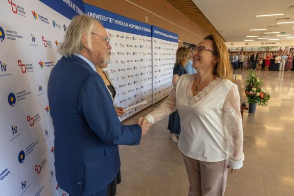 Uroczyste wręczenie Nagród Rektora dla osób zatrudnionych w toruńskiej części UMK [fot. Mikołaj Kuras] Kliknij, aby powiększyć zdjęcie