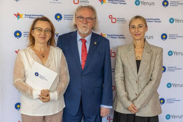 Uroczyste wręczenie Nagród Rektora dla osób zatrudnionych w toruńskiej części UMK [fot. Mikołaj Kuras] Kliknij, aby powiększyć zdjęcie